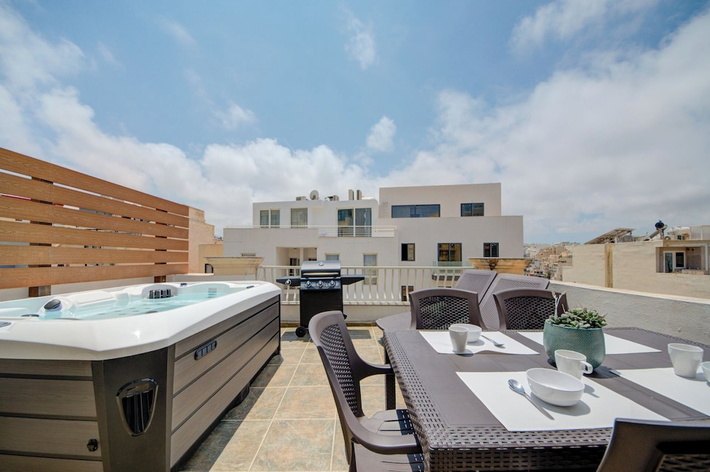 Airy Top Floor Apartment With Stunning Terrace