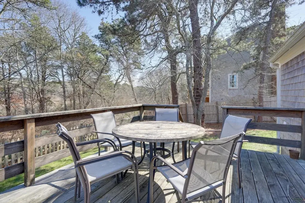 1 Mi to South Village Beach: Bbq-ready Retreat