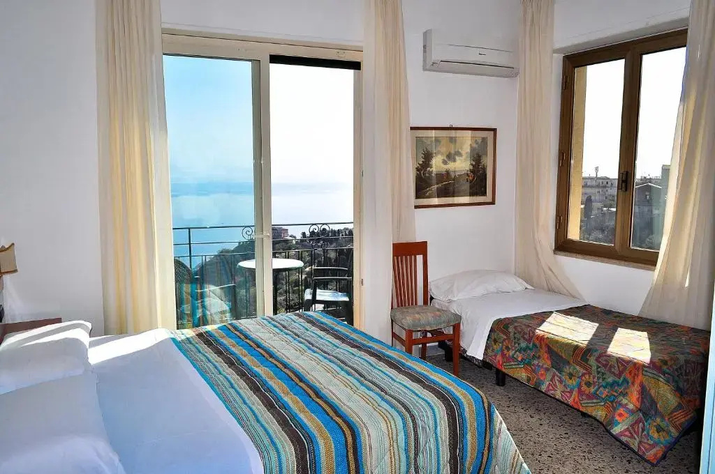 Standard Double room with sea view (full double bed)
