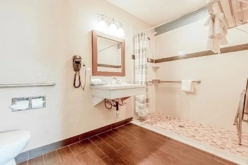 Hotel Avenida - Oceanside Camp Pendleton - Tap to explore photos