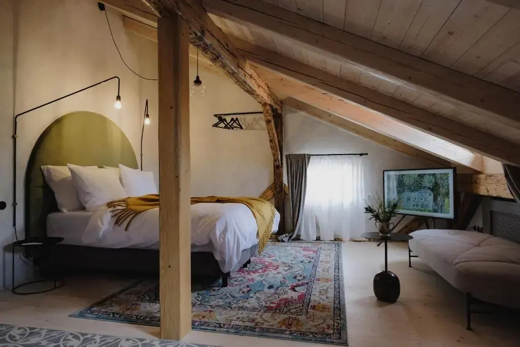 Deluxe Double room (full double bed)