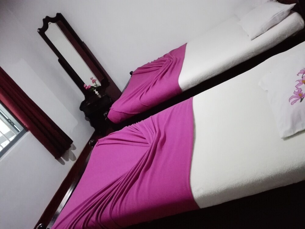 Трёхместный номер Deluxe c 1 комнатой с видом на горы односпальная кровать в Kumara Sevana - The Family Cottage