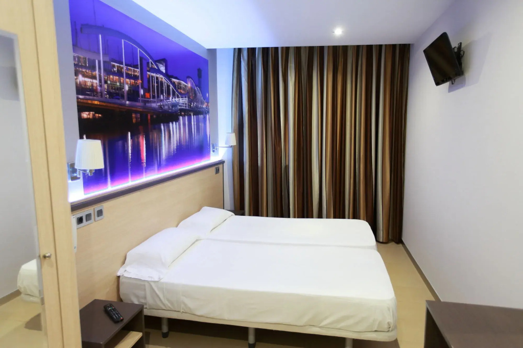 Отель Hostal Las Flores в Барселоне