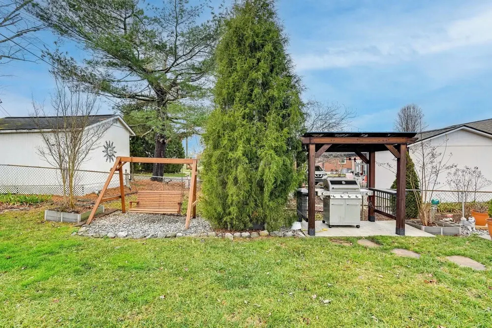 Family-friendly Home w/ Yard: 27 Mi to Nashville!