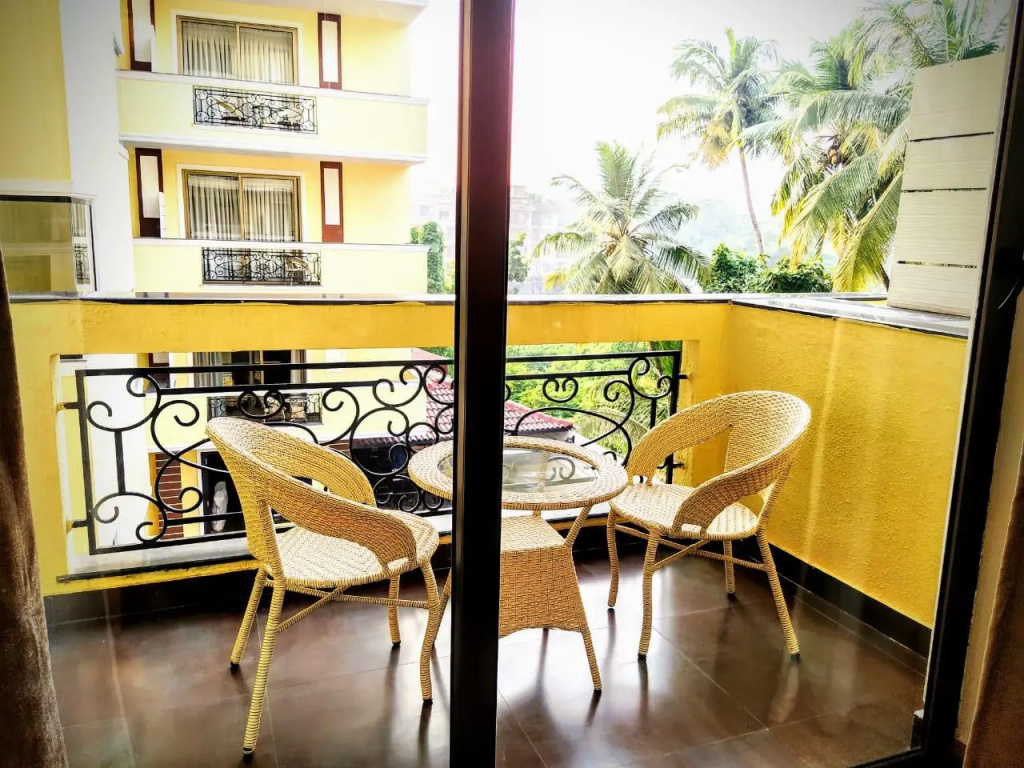 Deluxe room with pool view