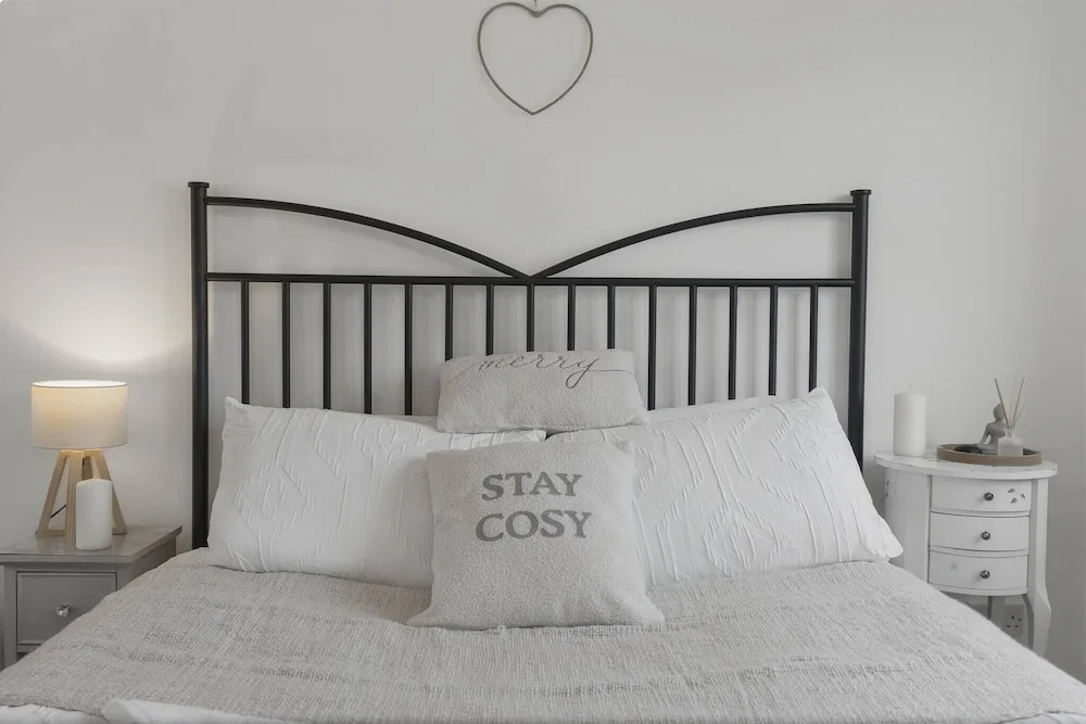 Cozy Edinburgh 2BR With CAR Parking