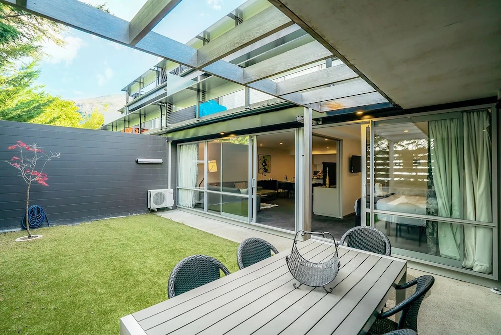 Central Location - Contemporary 2 Bedroom Aptm