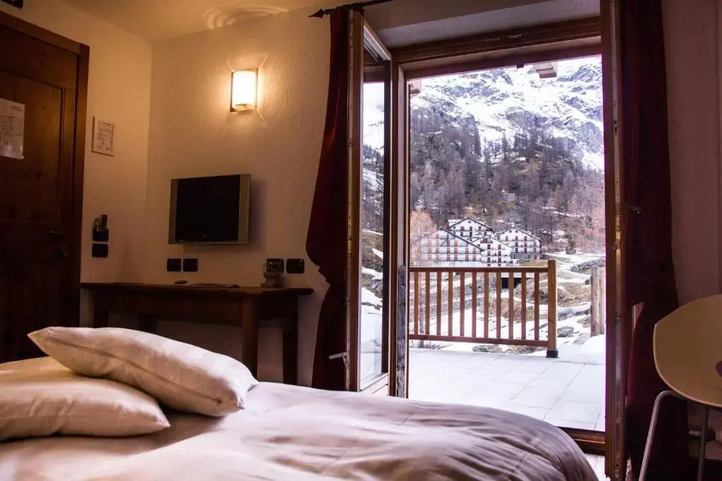 Standard Double room with balcony (full double bed)