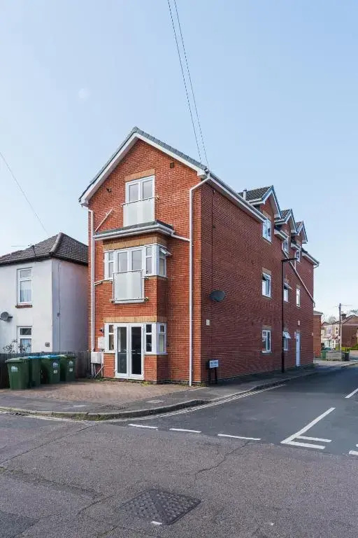 Lovely 2 beds -Ground Floor Apartment - free parking ,wifi - Southampton.