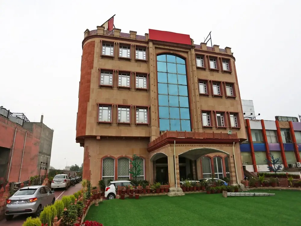 OYO 16125 Eiffel Grand Hotel