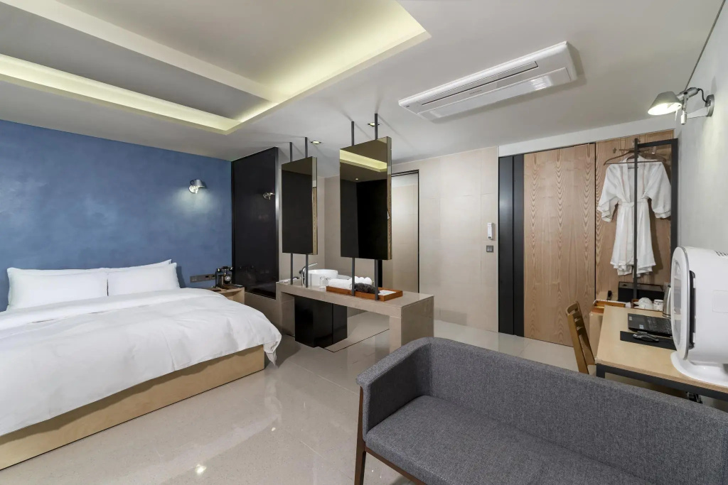 Deluxe Double room (full double bed)