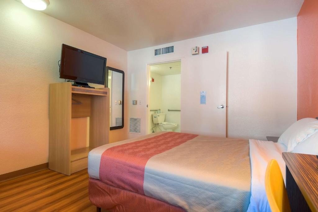 Motel 6 Palm Springs, CA - Downtown Room Type - Deluxe Quadruple Room