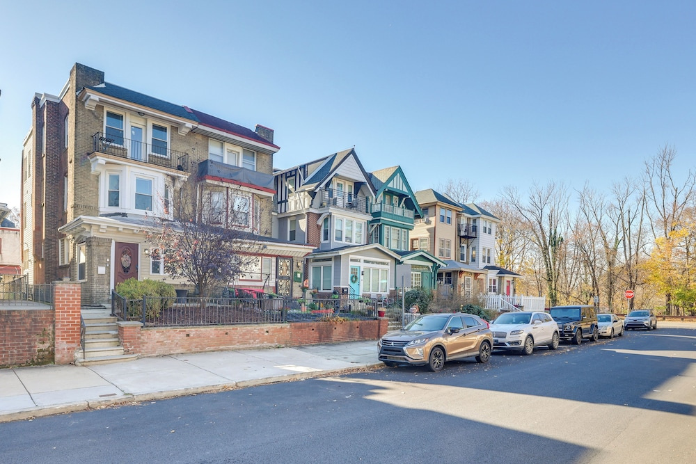 Pet Friendly! 3-story Home Near Lincoln Financial