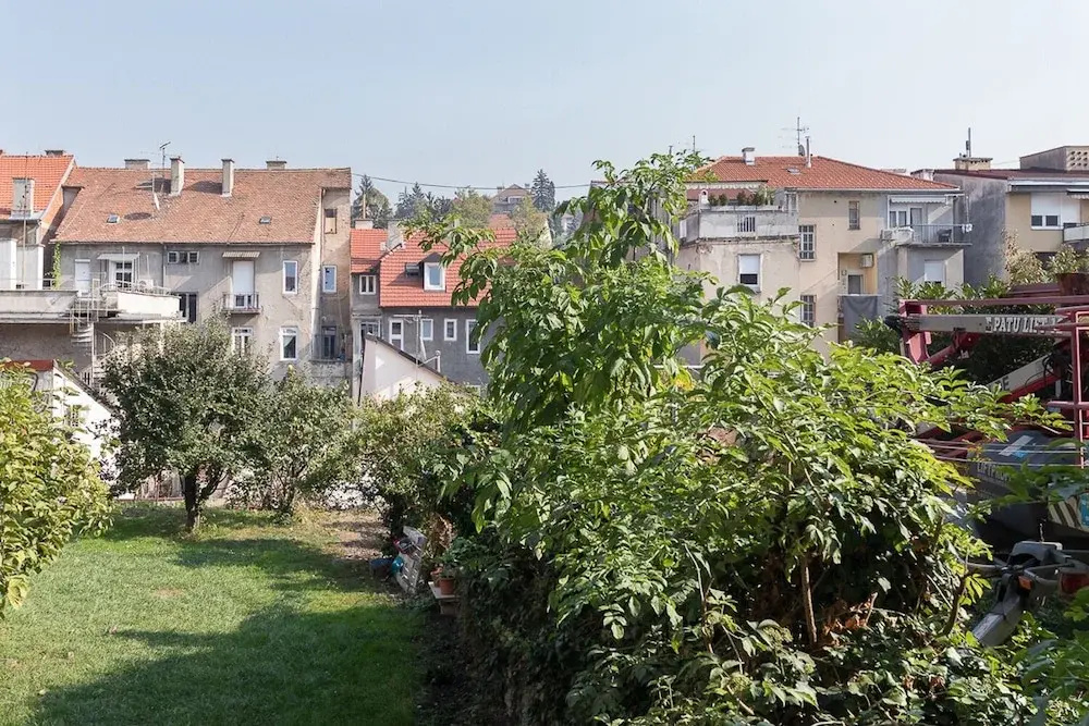 2BDR Design Apartment with Beautiful Terrace View