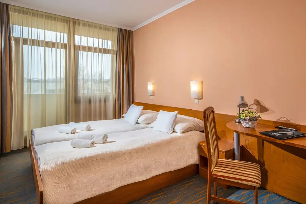 Standard Triple room with park view