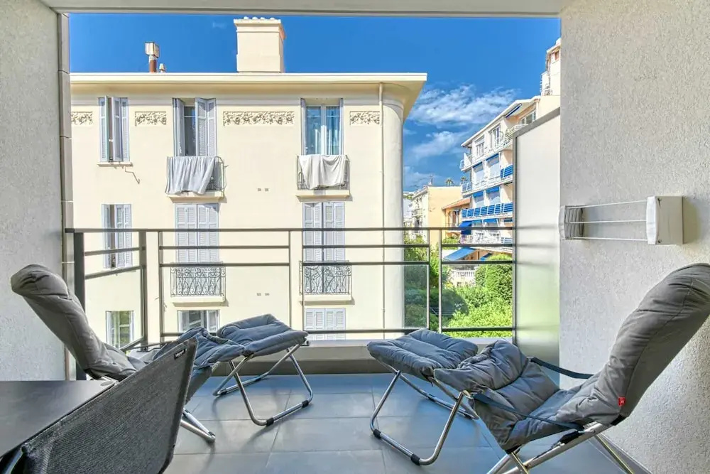Modern Apartment With Private Balcony, Near Palais