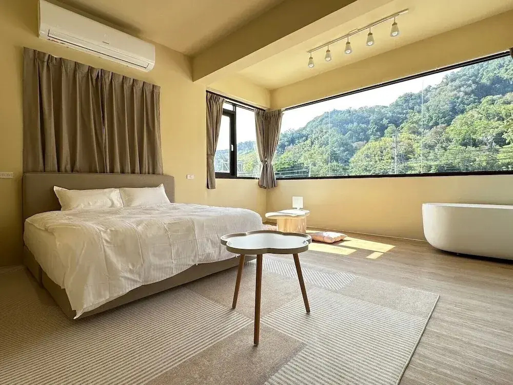 Deluxe Double room with mountain view full double bed