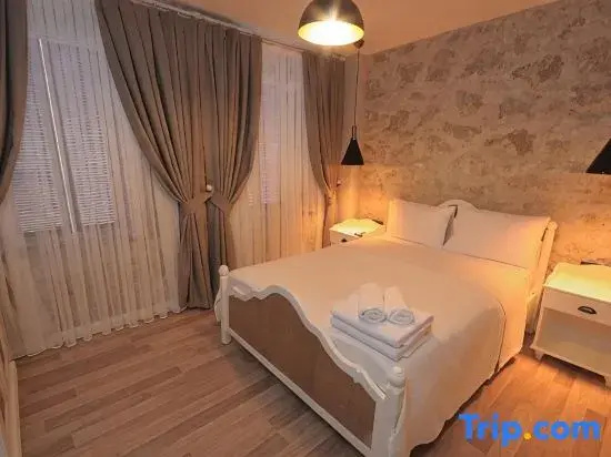 Deluxe Double room (full double bed)