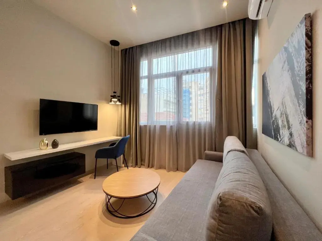 #Aura Studios & Suites F24