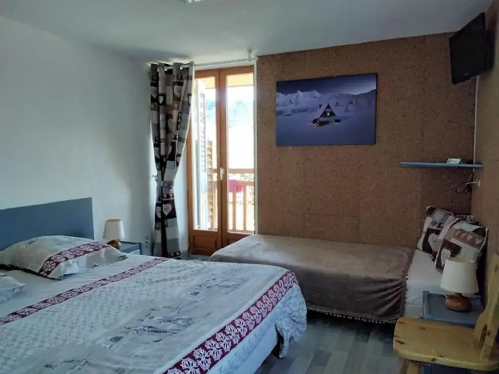 Standard Double room with mountain view (full double bed)