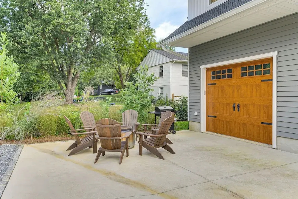 1 Block to Usna Stadium: Modern Annapolis Home!