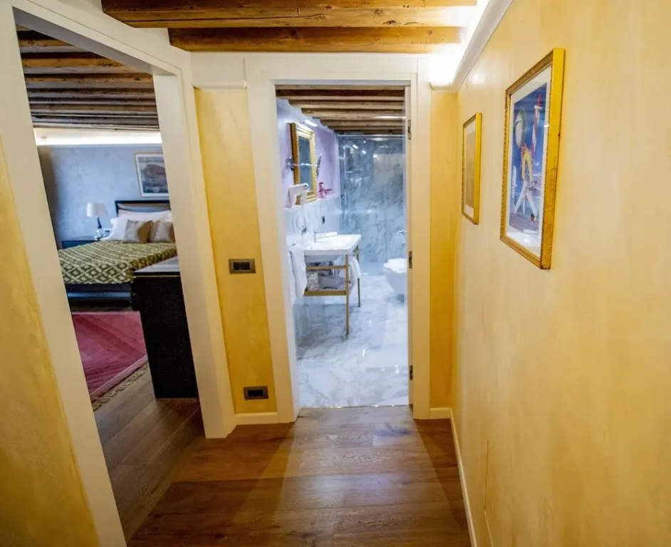 Deluxe Double room with canal view (full double bed)