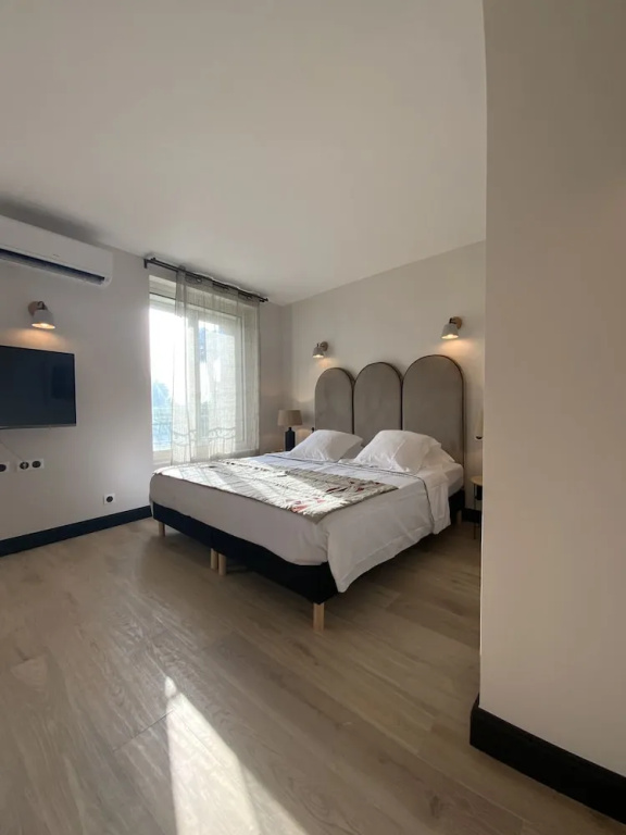 Deluxe Double room (full double bed)
