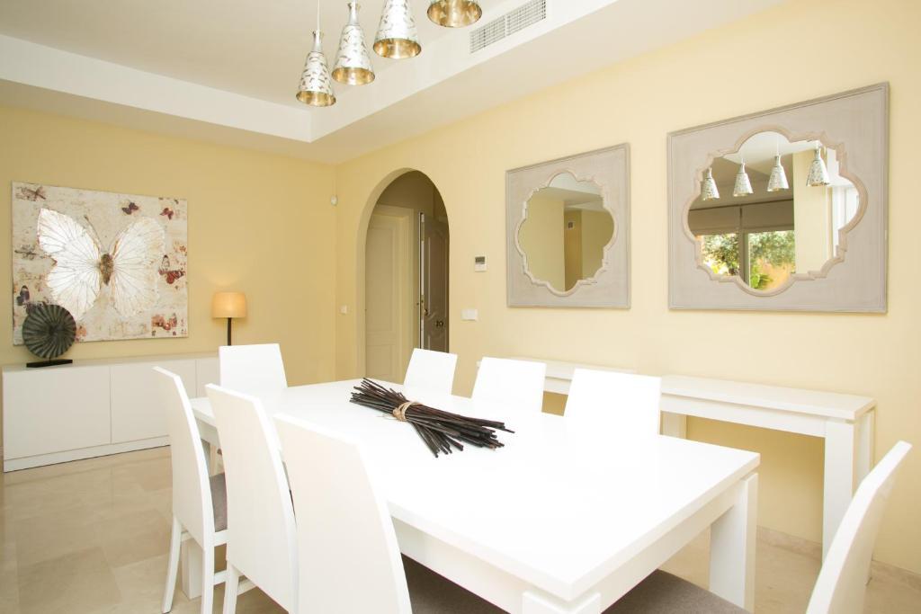 Вилла с 5 комнатами с видом на море в Villas Av Los Altos De Marbella