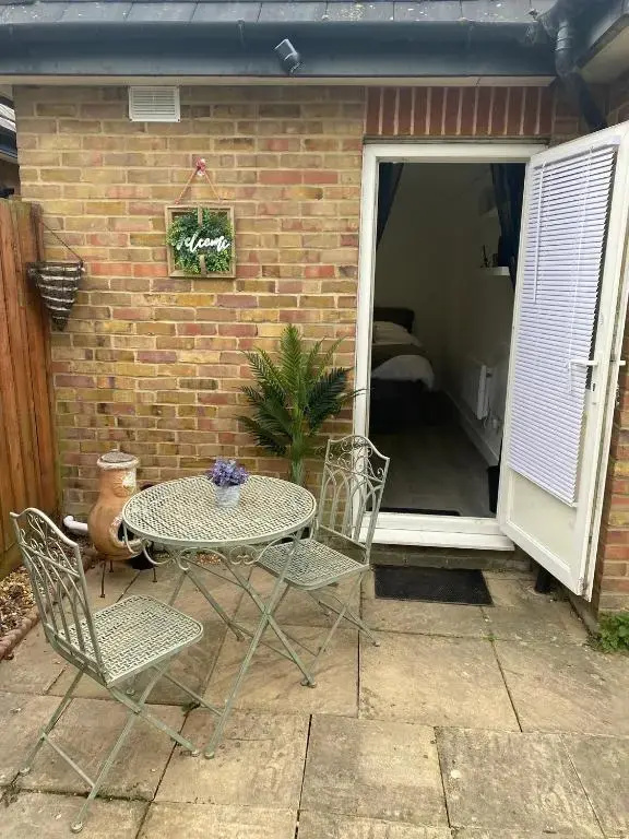Beautiful 1-bed Studio in Uxbridge, London