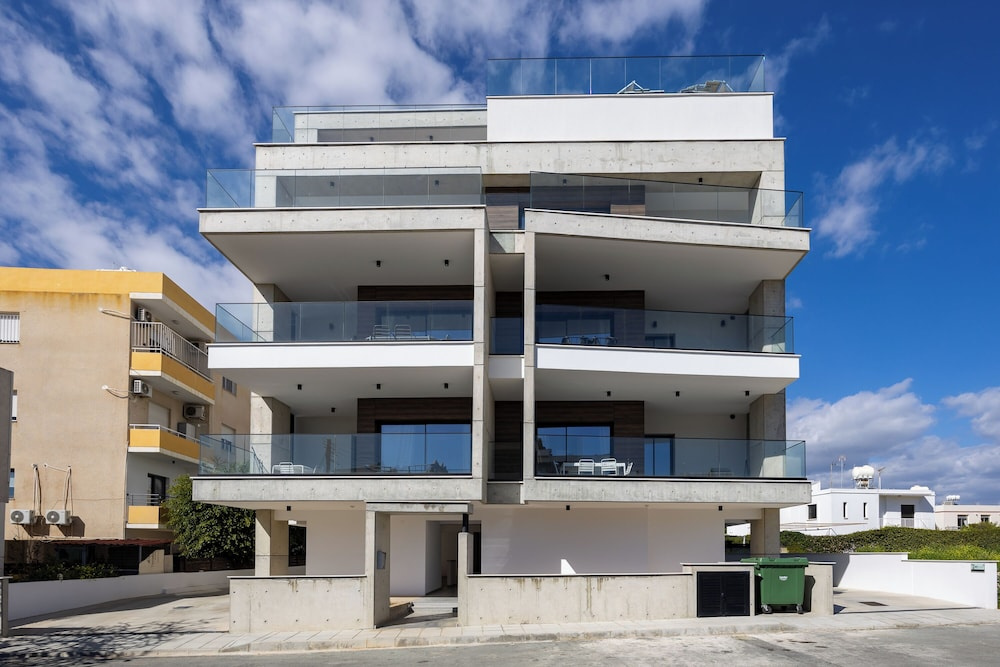 203 Piliou - City Views & Rooftop Pool Access