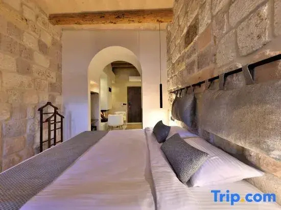 Deluxe Double room (full double bed)