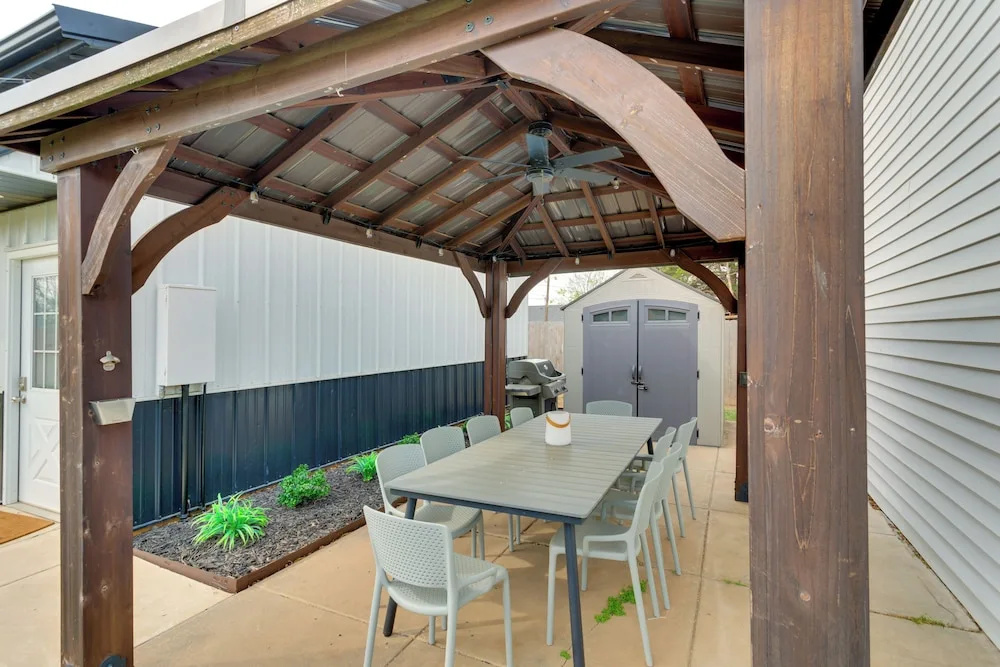 1 Mi to OU! Sleek Guest House w/ Gas Grill