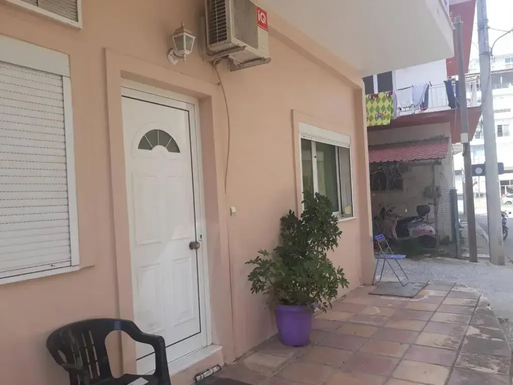 Cozy apartment in the center of Aighion Achaia - ground floor - ισόγειο στουντιο