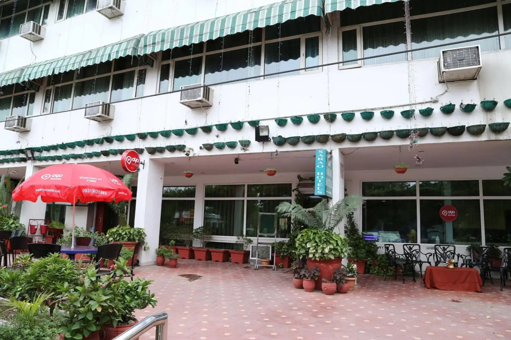 OYO 821 Sarao Hotel