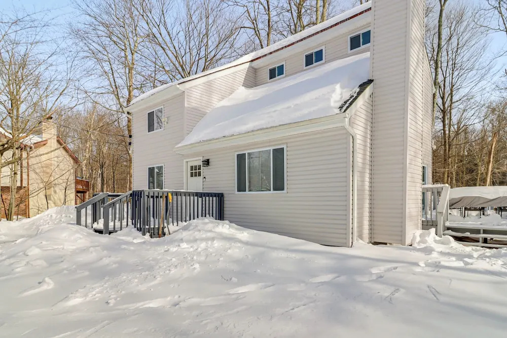 All-season Fun! Tobyhanna Getaway w/ Lake Access