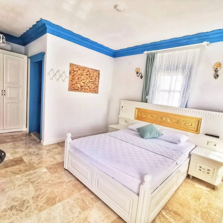 Business Double room (full double bed)