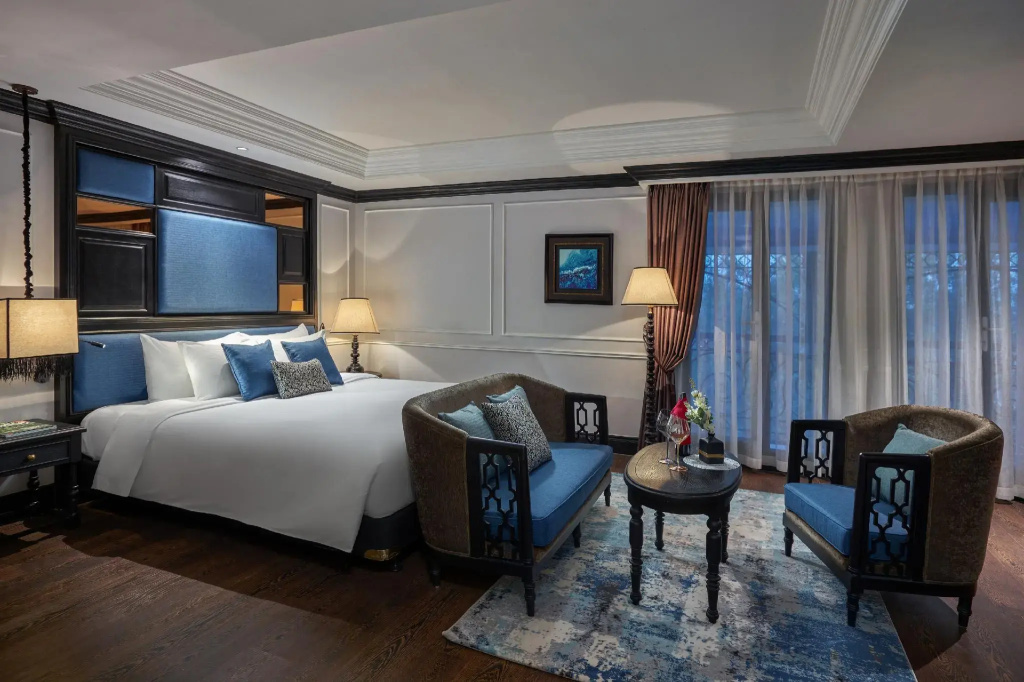 Suite with pool view