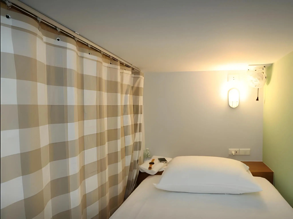 Barn and Bed Hostel — 3