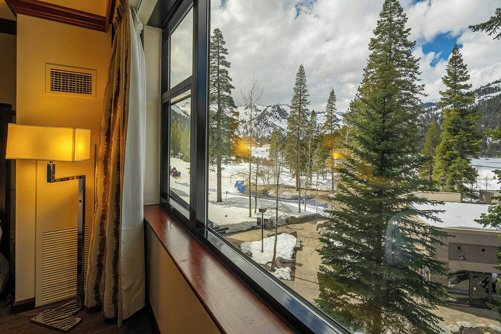 2BR Condo w/ Pool Access, Hot Tub, & ski In/out