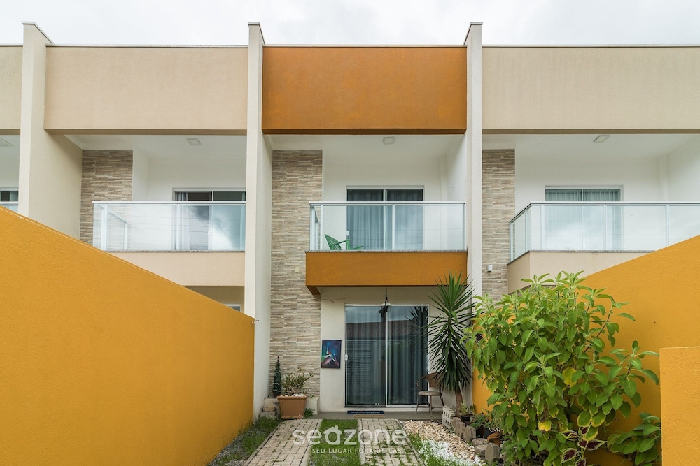 Two-story House With 2 Suites in Pereque Bfj0506