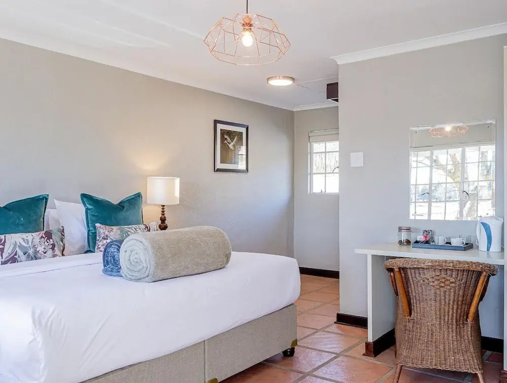 Standard Double room with lake view (full double bed)