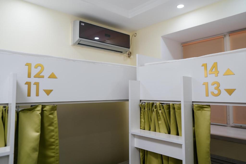Кровать в общем номере (мужской номер) в Sunny hostel