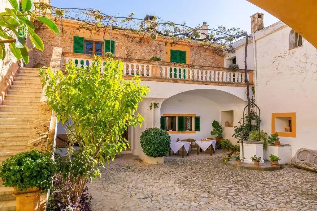 Historical house Mallorca pool wifi aircon/heat sleeps 12-14
