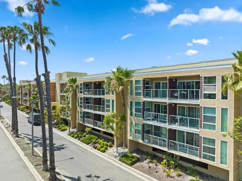Beautiful Beachside Apartment With Marina View