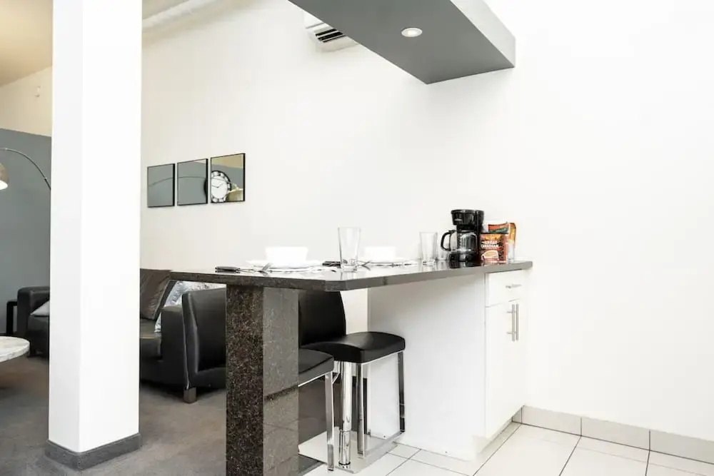 Premium 2BD Loft DT Prking Rooftop Patio BBQ Gym