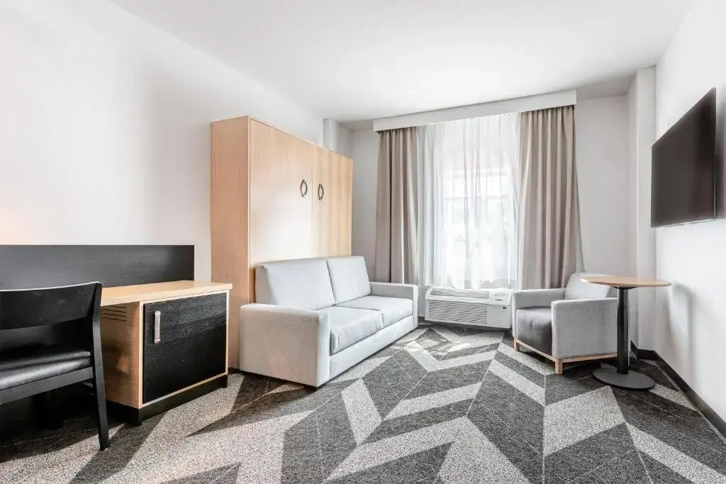 1 Bedroom Suite with golf view