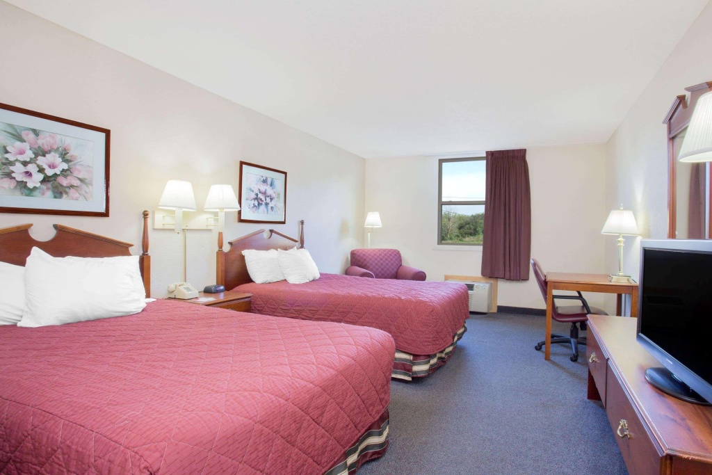Отель Ramada by Wyndham Angola/Fremont Area в Фремонт