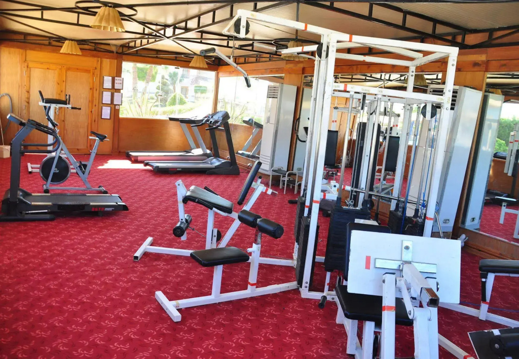 Albatros Makadi Resort: A bright fitness room with treadmills, stationary bikes, and strength-training machines.