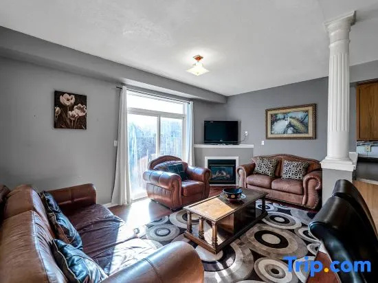 King Bed, Home Gym, 4 TVs, Near Recreational Parks, Tennis Court & Shops!