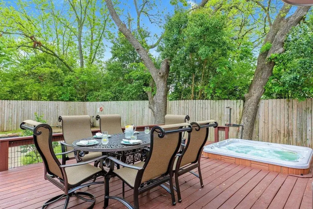 Heart of Fredericksburg w/Pool,Hot-Tub&Grill